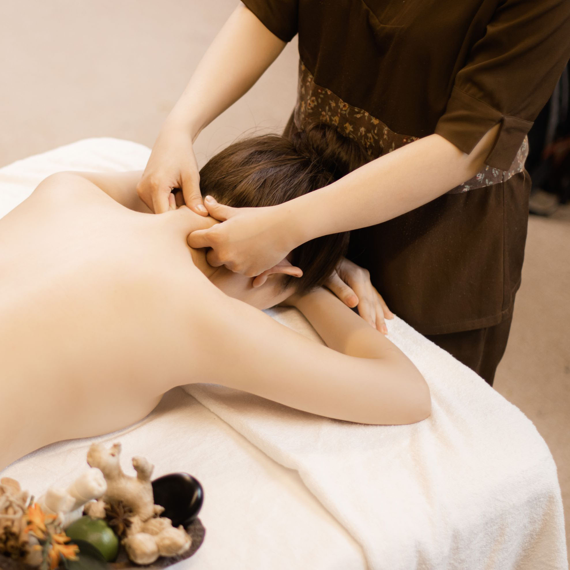 Massage Lưng + Cổ Vai Gáy 30 Phút