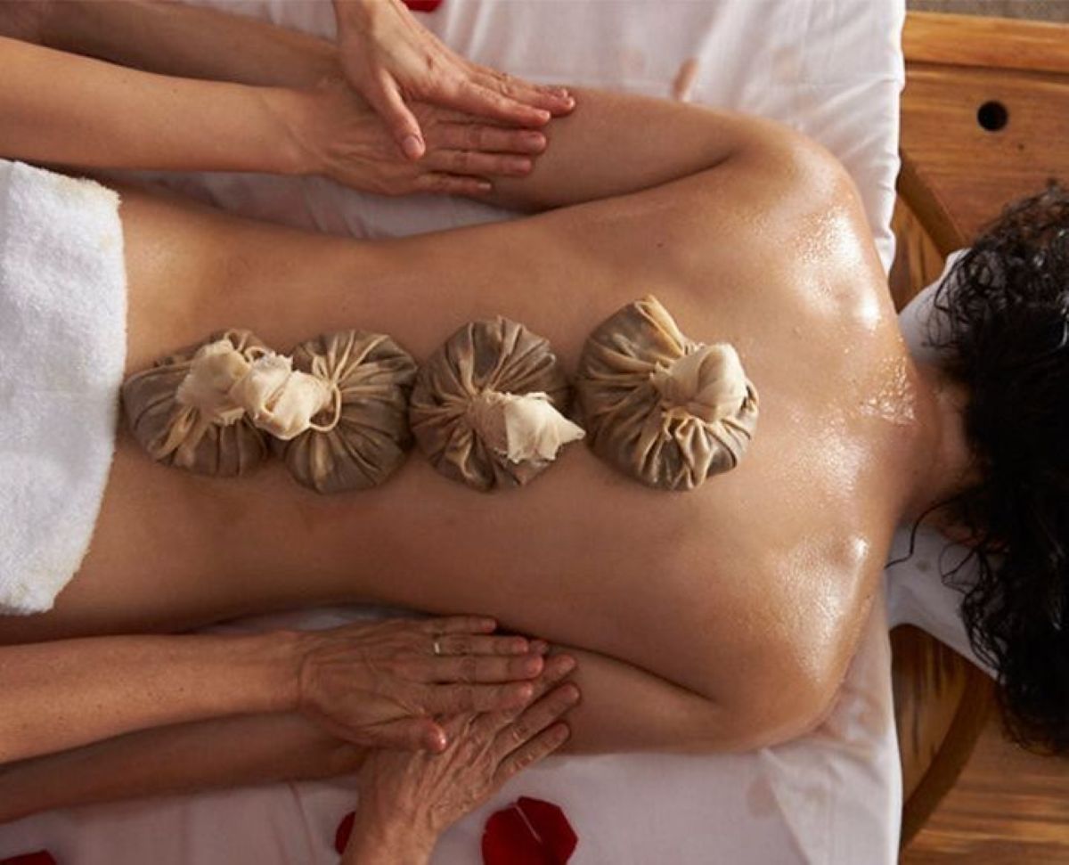 Massage 4 tay 90 Phút (Thảo dược + Đá nóng chân + lưng)